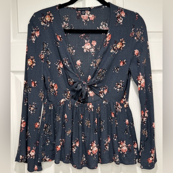 American Eagle 100% Viscose Floral Tie-Front Cutout Blouse Size M - Picture 4 of 9